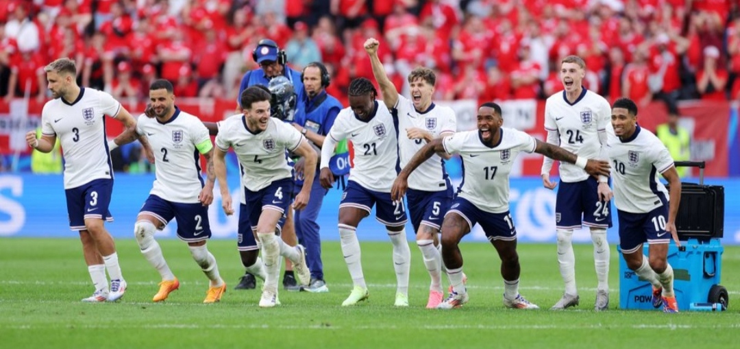 Para penggawa Inggris rayakan langkah mereka ke semifinal EURO 2024 usai kalahkan Swiss di adu penalti (getty)