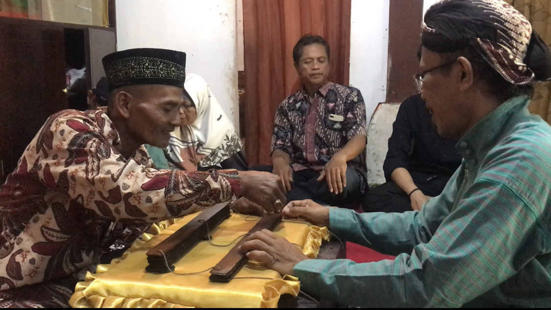 SAKRAL: Prosesi jamasan Kitab Lontar di kediaman generasi ke-4 Ki Dormagati berlokasi di Klebakan, Salamrejo, Sentolo, Kulon Progo. (ANOM&nbsp;BAGASKORO/RADAR JOGJA)