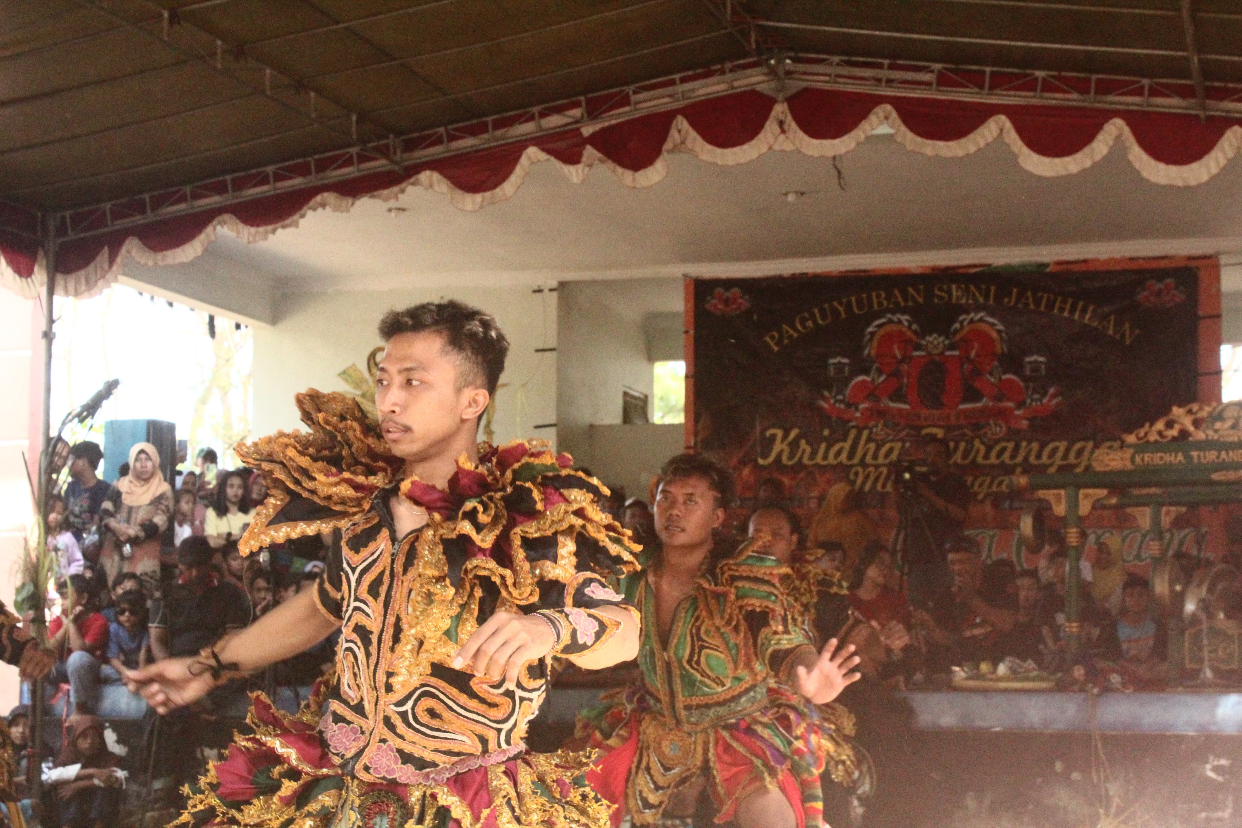 SEMARAKI WISATA: Kirab gunungan, prajurit bregada, dan&nbsp; berbagai atraksi kesenian tradisional digelar di Kawasan Gunung&nbsp; Kendil Sidoharjo, Samigaluh, Kulon Progo.