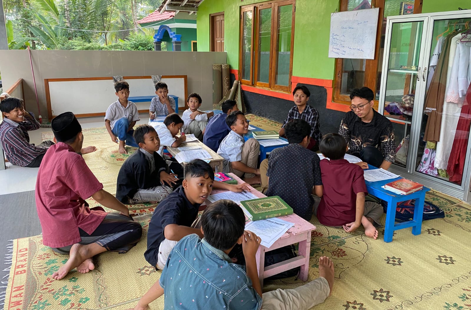 BERMANFAAT: Santri TPA Al Huda Dampak-Sadang, Tanjungharjo, Nanggulan, Kulon Progo mengikuti program English Learning bersama mahasiswa KKN UPNYK Sabtu (6/7).(Dokumentasi Pribadi)