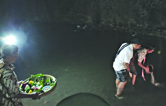 MERIAH: Masyarakat Kampung Keparakan Lor melaksanakan prosesi Kenduri Suro, kemarin (7/7). Kegiatan ini sebagai wujud syukur kepada Tuhan YME.&nbsp;(Rizky Wahyu/Radar Jogja)
