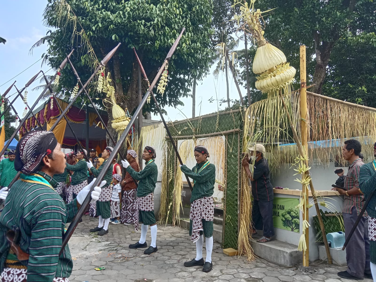 NGURI-URI BUDAYA: Warga Mudal, Sariharjo, Ngaglik, Sleman saat melakukan prosesi Nguras Umbul kemarin (7/7). (Delima Purnamasari/Radar Jogja)
