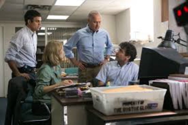 Salah satu adegan film Spotlight,  tim wartawan investigasi The Boston Globe melakukan diskusi peliputan
