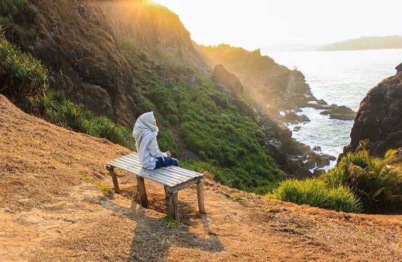 Bersantai di Bukit Pengilon dengan Pemandangan Laut yang Menakjubkan.