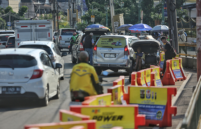 Kendaraan roda empat berhenti di pinggir jalan kawasan Jalan Pasar Kembang, Gedong Tengen, Jogja, Senin (8/7). ELANG KHARISMA DEWANGGA/RADAR JOGJA