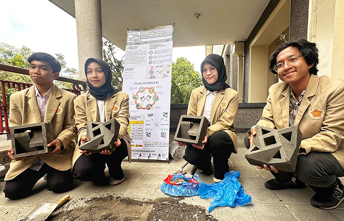 INOVATIF: Mahasiswa UGM menciptakan kreasi batako dari limbah plastik, sekam, dan oli bekas, (8/7). GUNTUR AGA TIRTANA/RADAR JOGJA
