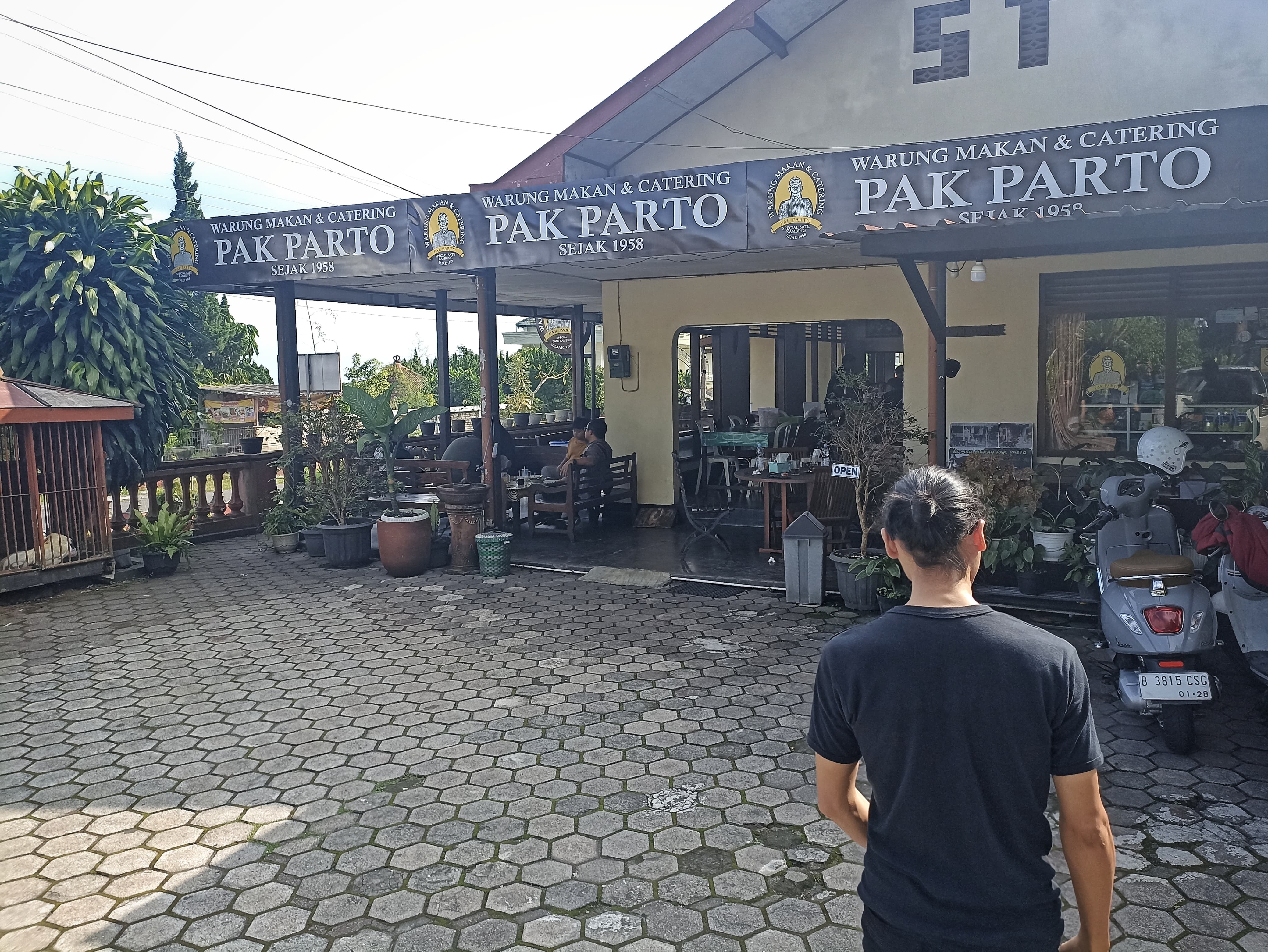INI LHO: Lokasi Rumah Makan Sate Pak Parto, salah satu ikon kuliner legendaris di Kaliurang, Sleman.
