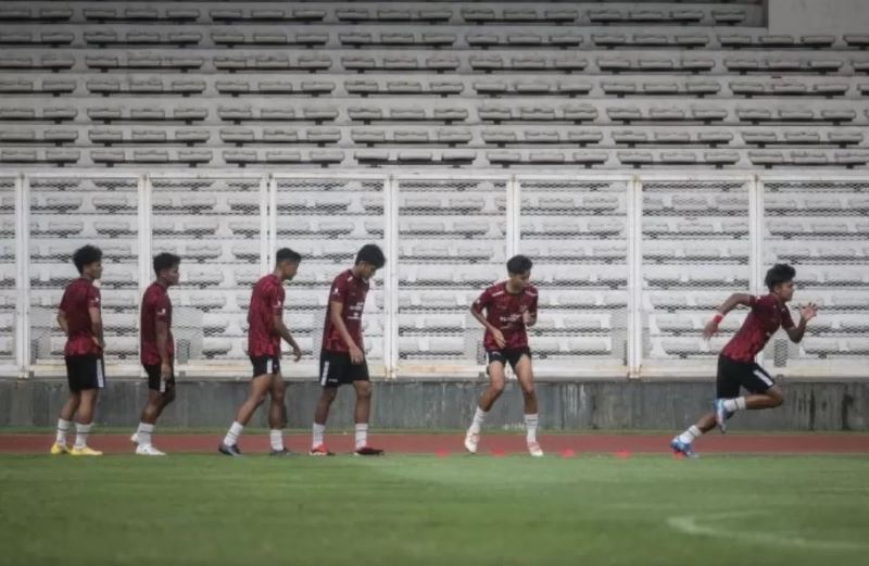 Sejumlah pesepak bola Timnas U-19 Indonesia mengikuti latihan di Stadion Madya, kompleks Gelora Bung Karno, Senayan, Jakarta, Senin (1/7/2024). (Aprilia Akbar/Antara)