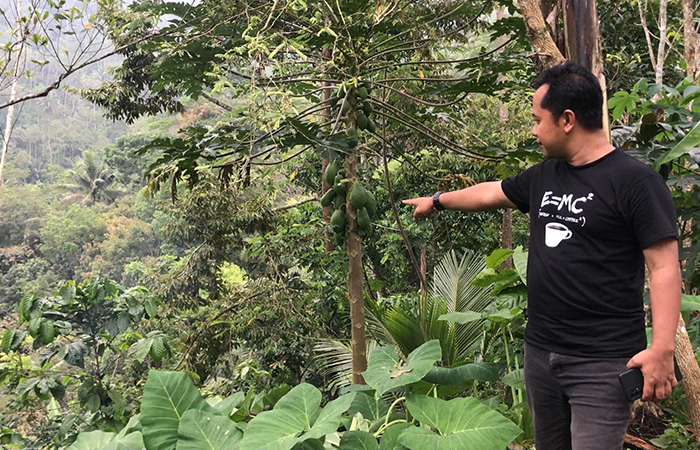 LEBIH MENGUNTUNGKAN: Agustinus Sulistio menjelaskan soal perkebunan kopi miliknya di Perbukitan Menoreh, Kulon Progo.ANOM BAGASKORO/RADAR JOGJA
