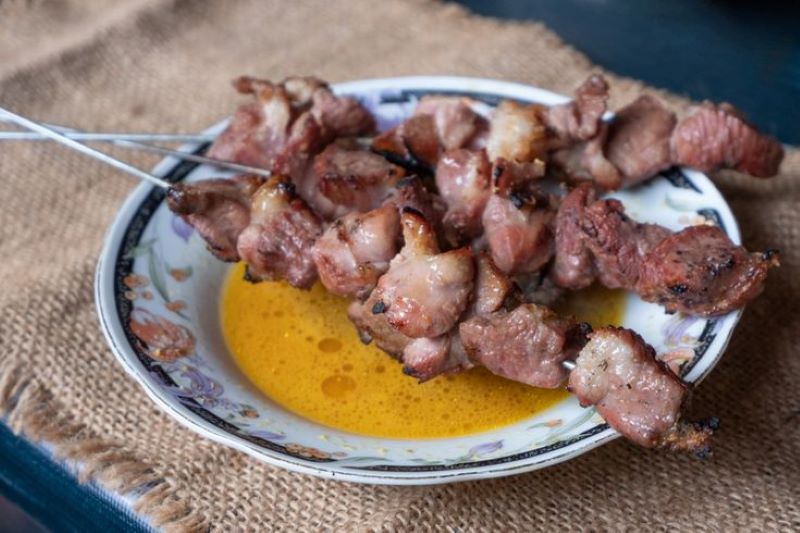 Mencicipi sate kambing yang dikenal oleh masyarakat,