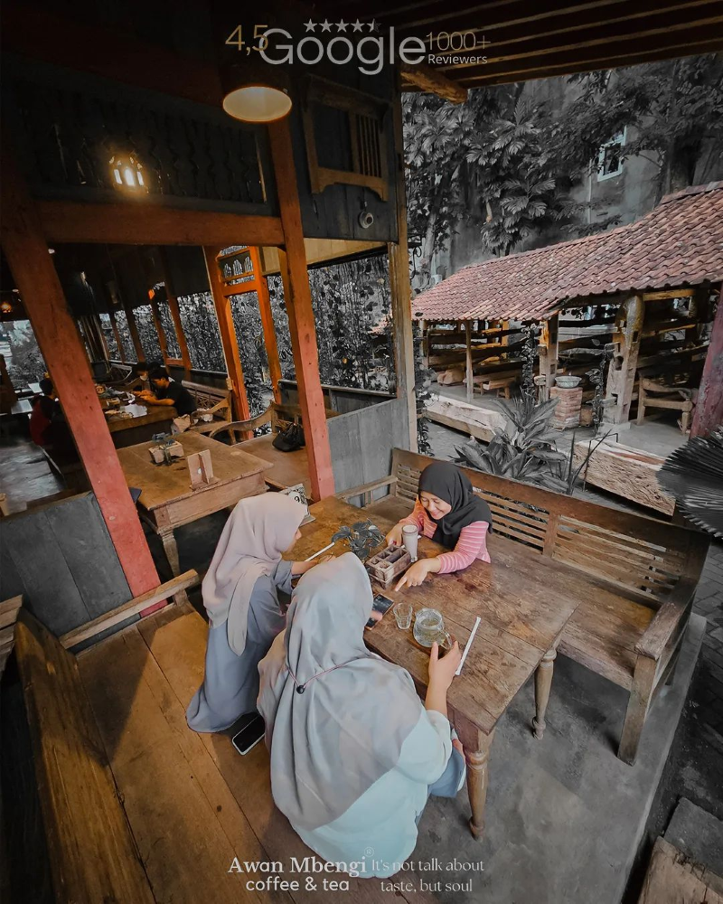Suasana di Awan Mbengi Coffee & Tea.