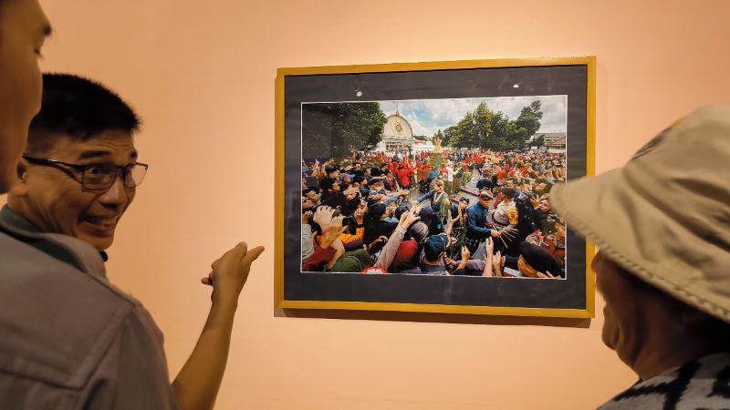 Pengunjung Menikmati Karya Seni yang ditampilkan Pada Pameran Rana Budaya #2: Jalan-Jalan Kalcer.