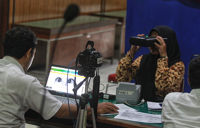 KEJAR TARGET: Siswa SMA yang merupakan pemilih pemula melakukan perekaman Kartu Tanda Penduduk elektronik (KTP-el) di Balai Pendidikan Menengah, Kota Jogja, beberapa waktu lalu.