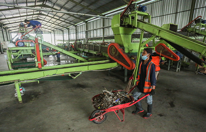 MASIH BEROPERASI: Petugas saat mengolah sampah di TPST Sendangsari, Minggir (9/7). Menimbulkan bau, warga setempat menuntut penutupan sementara.