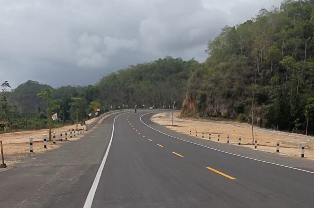 Kondisi Jalur Jalan Lintas Selatan (JJLS)  (GUNAWAN/Radar Jogja)