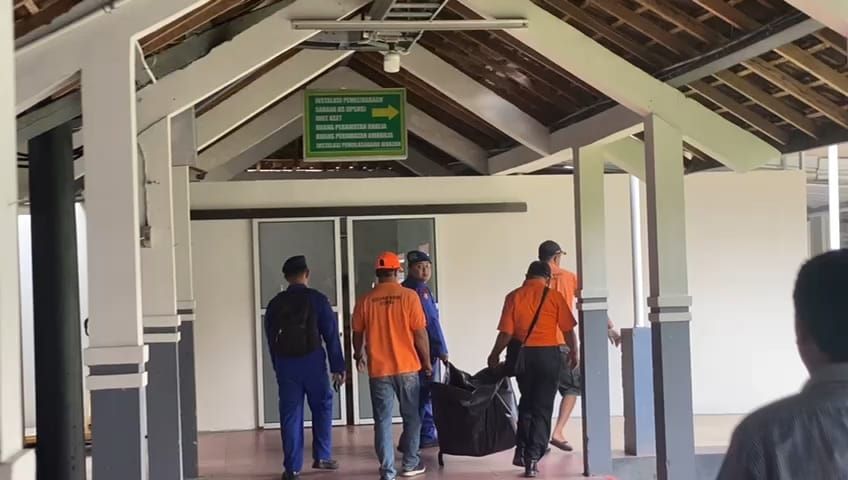 Mayat terapung di Pantai Baron dibawa ke RSUD Wonosari untuk pemeriksaan lebih lanjut, Selasa (9/7) pagi.