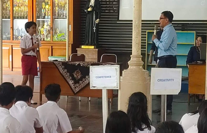 ANTUSIAS: Sejumlah pelajar SMP Stella Duce 1 Jogja saat mengikuti hari pertama kegiatan MPLS&nbsp;Senin (8/7).Dokumentasi SMP Stella Duce 1 Jogja&nbsp;