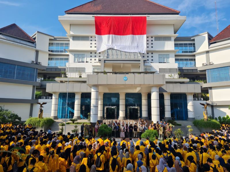 DIBERANGKATKAN: Para mahasiswa KKN Untidar saat mengikuti penerjunan secara simbolis di kampus 2 Sidotopo, Selasa (9/7/2024).