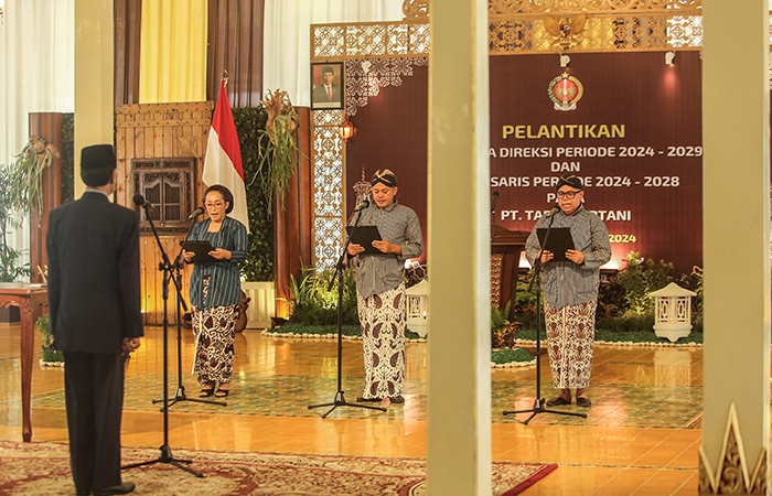 AMANAH: Gubernur DIY Hamengku Buwono (HB) X melantik tiga jajaran manajerial PT Taru Martani yang baru di Bangsal Kepatihan,Selasa (9/7).