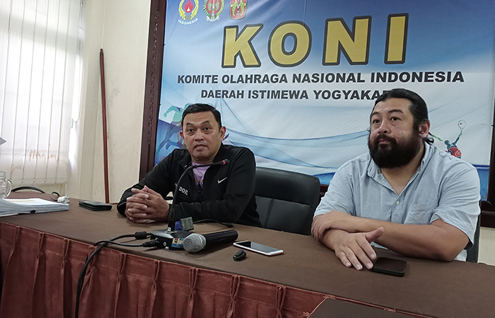 OPTIMISTIS: Kabid Binpres Pengda Perbasi DIY Anthony Regent (kanan) dan Pelatih Basket PON DIY Risdianto Roesland saat di kantor KONI DIY.&nbsp;Rizky Wahyu/Radar Jogja