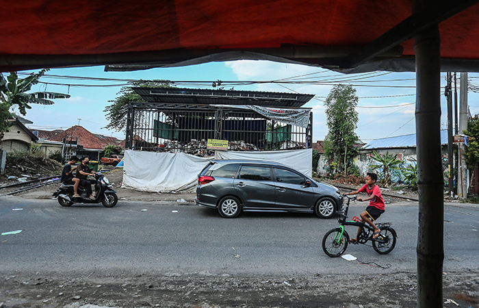 Pengendara motor melintasi Depo sampah di kawasan pengok, Demangan, Gondokusuman, Jogja