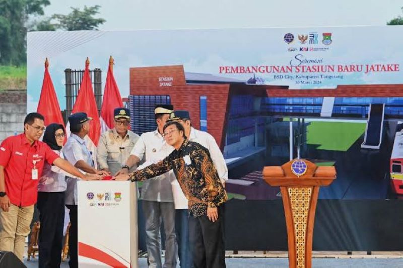 Pembangunan KRL Jakate di Tangerang, Banten.