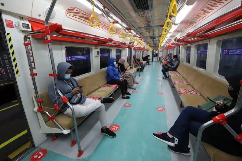 Suasana di dalam KRL Commuter Line Jogja-Solo.