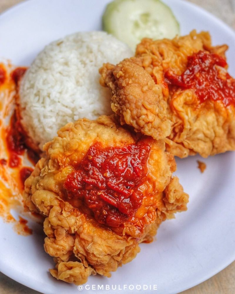 Nikmatnya Ayam Goreng Cak Yunus.