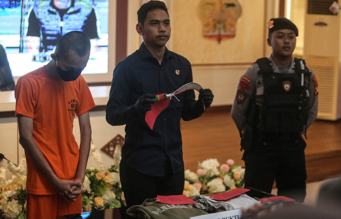 INI LHO: Warga Mlati, Sleman berinisial RIR yang kedapatan membawa celurit saat dihadirkan di Mapolresta Sleman (10/7).