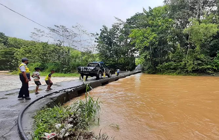 ilustrasi banjir sungai meluap