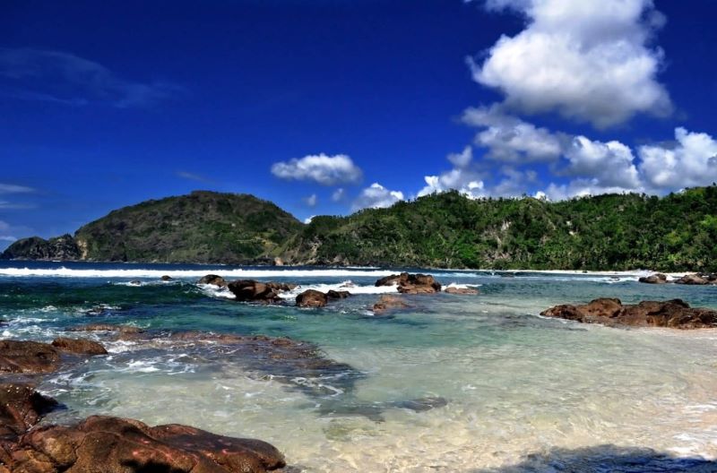 Keindahan pasir putih dan laguna di Pantai Wedi Ombo.&nbsp;