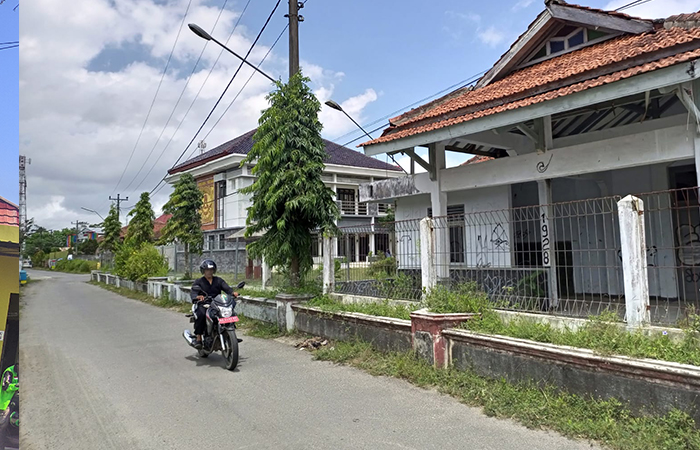 ALIH FUNGKSI: Pengendara sepeda motor melintas di depan bangunan bekas RSUD Kebumen. Bangunan tersebut dalam waktu dekat bakal dipugar untuk menjadi kampus UNS. (M Hafied/Radar Jogja)