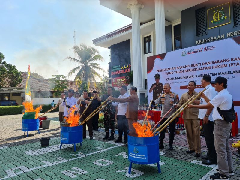 MUSNAHKAN BUKTI: Kepala Kejari Kabupaten Magelang bersama Pj Bupati Magelang dan jajaran forkopimda saat memusnahkan barang bukti perkara pidana umum, Rabu (10/7/2024).