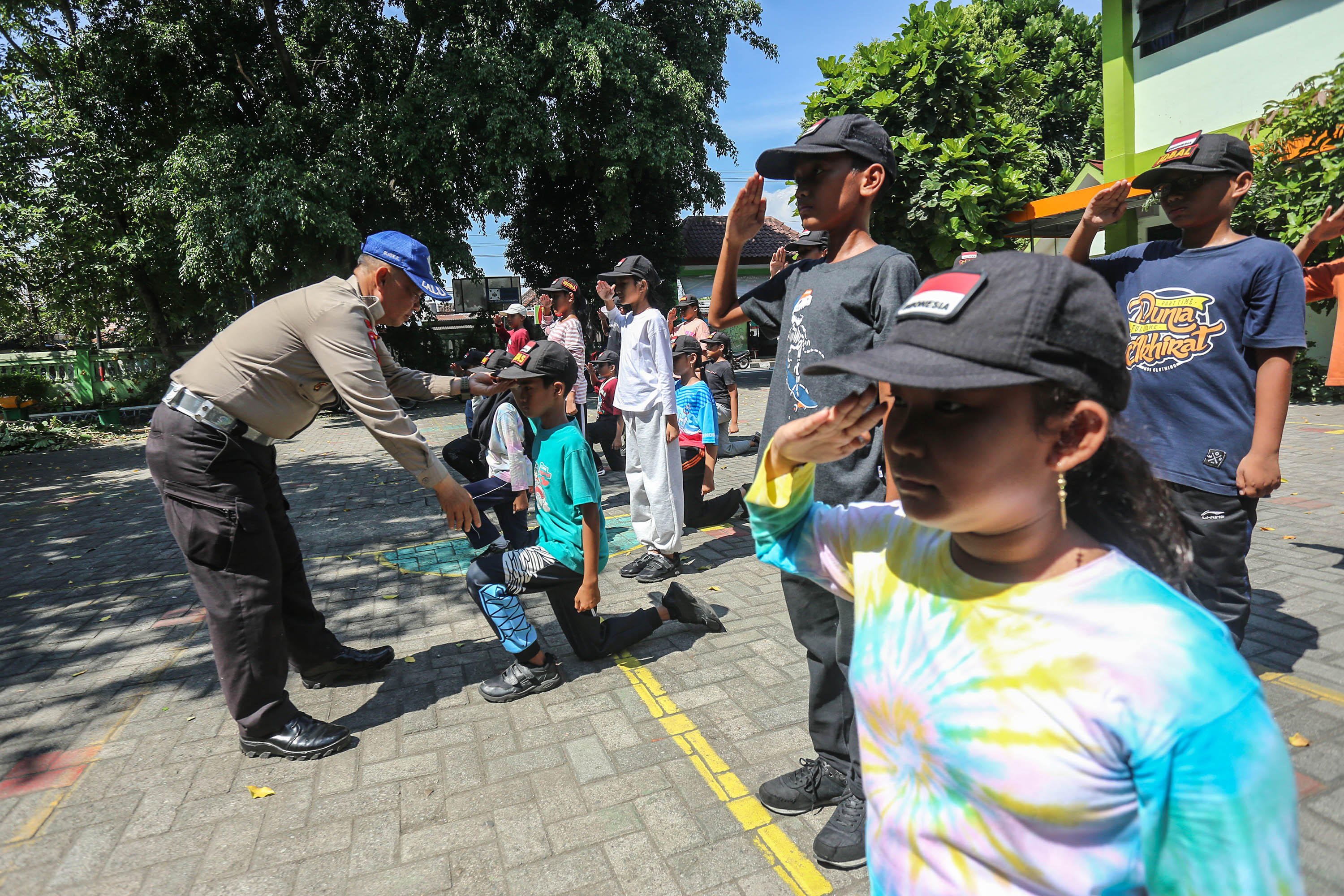 FOKUS: Murid kelas 3 dan 4 SD Bhayangkara mengikuti pelatihan baris-berbaris polisi cilik dari tim Satlantas Polresta Jogja di sekolah kawasan Klitren, Gondokusuman, Jogja (10/7).