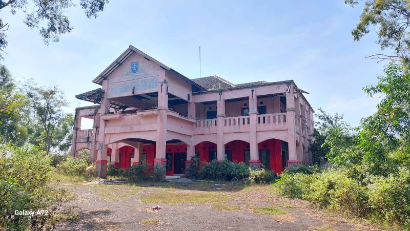 SEPI: Kondisi Wisma Sermo tak terurus dengan dipenuhi semak belukar.&nbsp;