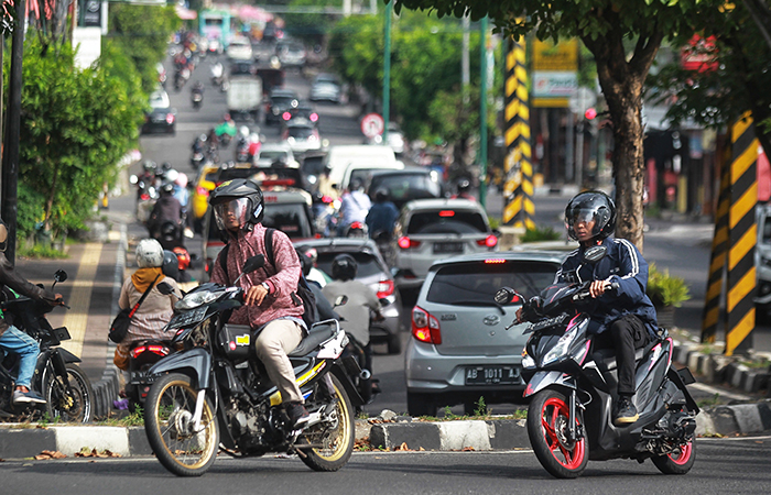 ASAP KENDARAAN: Pengendara kendaraan bermotor melintas di Jalan Tentara Pelajar, Kota Jogja, (10/7).GUNTUR AGA TIRTANA/RADAR JOGJA