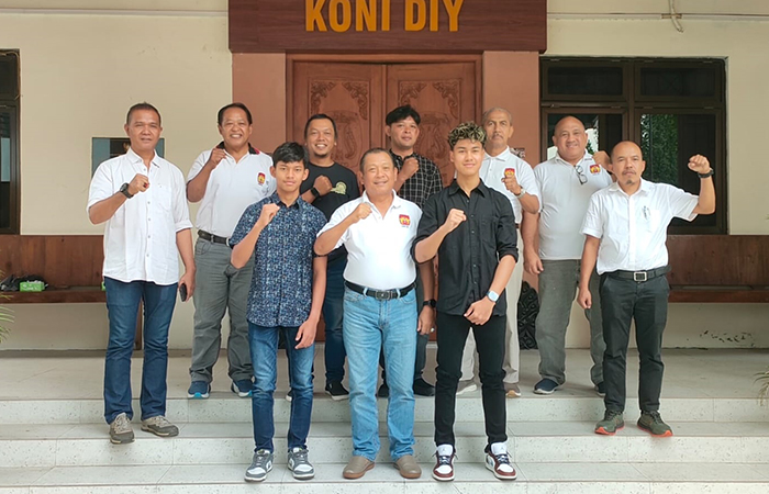 Keterangan Dua pembalap muda andalan DIY Veda Ega Pratama dan Aldi Satya Mahendra saat berfoto bersama dengan jajaran KONI DIY di depan Kantor KONI DIY.Rizky Wahyu/Radar Jogja&nbsp;