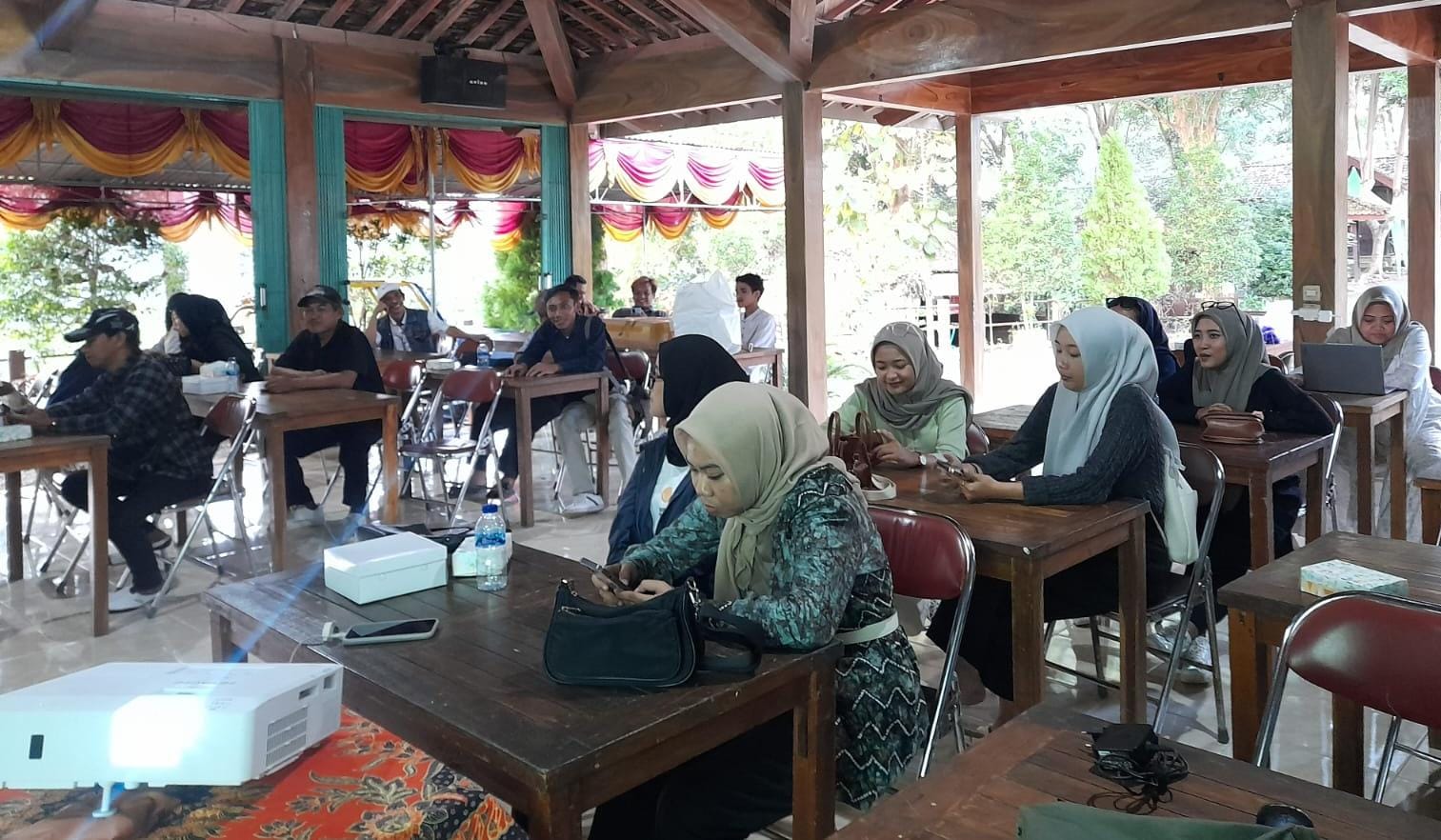 Pelaku wisata di Wisata Alam Kalibiru Kulon Progo mengikuti pelatihan konten kreator belum lama ini   (Doc Tim PkM untuk Radar Jogja)
