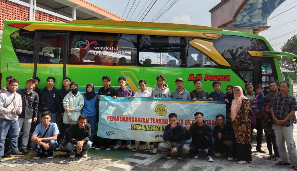 Lulusan SMK Muh 1 Playen saat persiapan pemberangkatan ke tempat kerja mereka di wilayah Demak, Jawa Tengah pada Senin (8/7/2024)  (Gunawan/Radar Jogja)