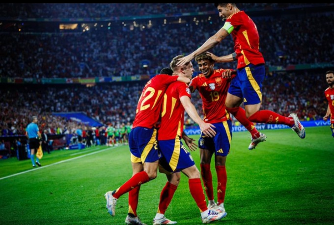 Selebrasi penggaaa Spanyol usai Dani Olmo mencetak gol untuk membalikkan keadaan atas Prancis
