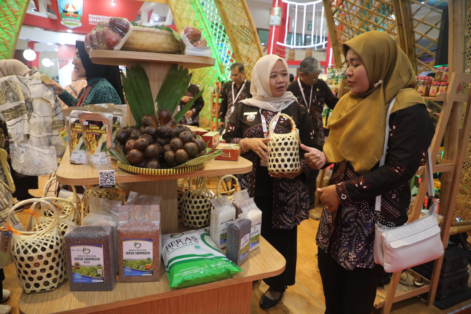 APRESIATIF: Bupati Sleman Dra Hj. Kustini Sri Purnomo (kiri) berdialog dengan penjaga stan pameran Kabupaten Sleman pada ajang Apkasi Otonomi Expo 2024 di Sleman.