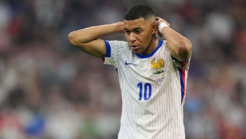 Kylian Mbappe tidak mengenakan topeng saat melawan Spanyol di babak semifinal EURO 2024 (getty)
