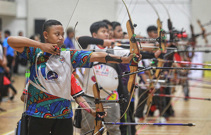 Sejumlah atlet panahan divisi nasional kelompok umur 15 membidik sasaran saat mengikuti UGM Open Archery Championship Series 2, di GOR Pancasila, UGM, Jogja, (11/7).&nbsp;
