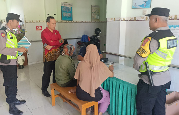 PENEMUAN: Bayi yang ditemukan langsung dirawat tim medis.