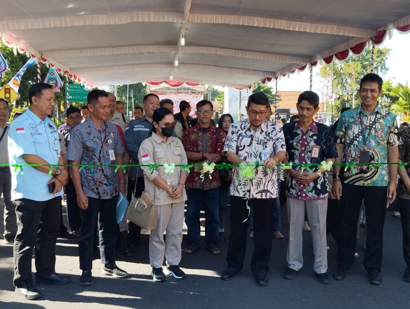 PJ Sekretaris Daerah (Sekda) Purworejo Achmad Kurniawan saat membuka&nbsp;bazar&nbsp;UMKM dan koperasi di&nbsp;Alun-alun Purworejo, Kamis (11/7/2024).