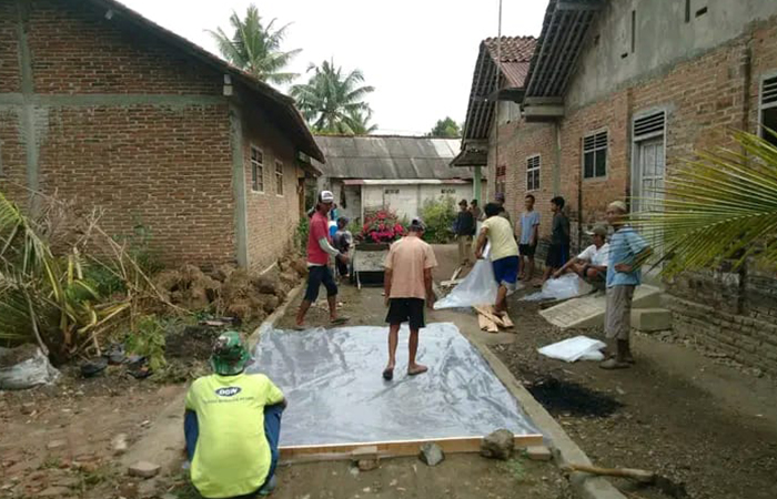 Masyarakat Desa Jatimulyo, Kecamatan Petanahan bergotong royong membangun jalan lingkungan menggunakan anggaran Dana Desa (DD). (Istimewa)