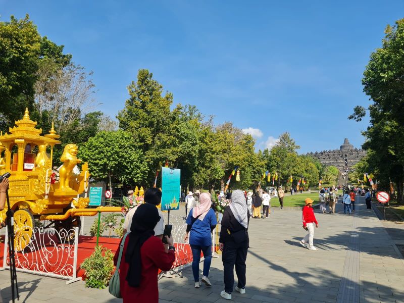 RAMAI: Wisatawan memadati kompleks Candi Borobudur, Jumat (12/7/2024).