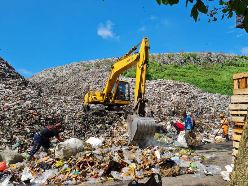 MENUMPUK: Sampah yang ada di TPA Pasuruhan, Mertoyudan semakin menggunung. Karena sudah kelebihan kapasitas sejak 2017 lalu.