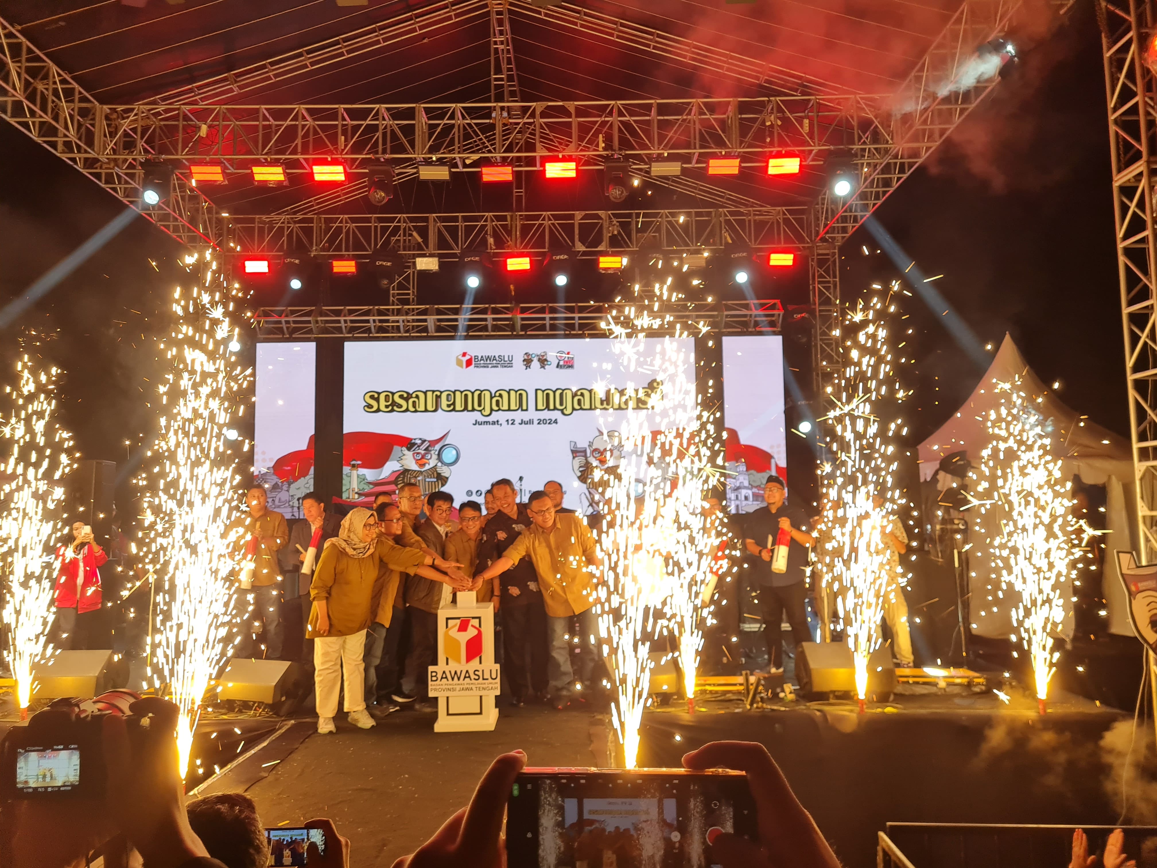 MERIAH: Bawaslu Provinsi Jateng menggelar kick off Saserangan Ngawasi pada Pilkada 2024 mendatang di Lapangan drh Soepardi Mungkid, Jumat malam (12/7).