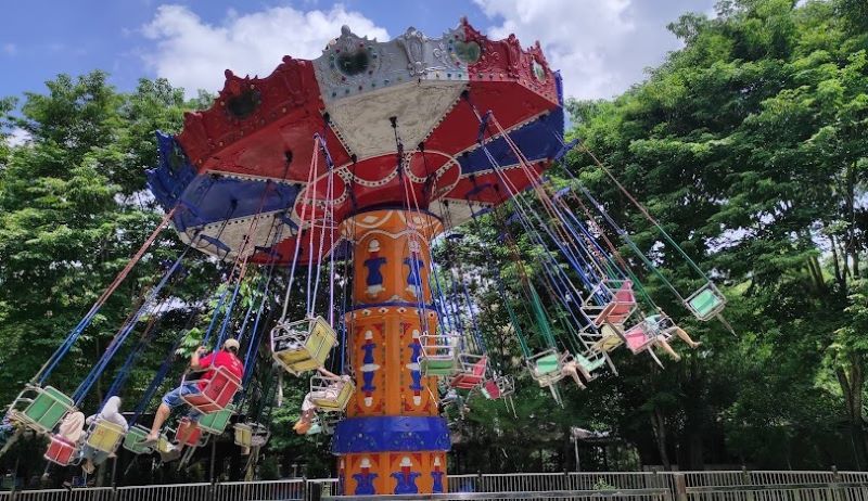 Wahana Kursi Mabur di Sindu Kusuma Edupark.